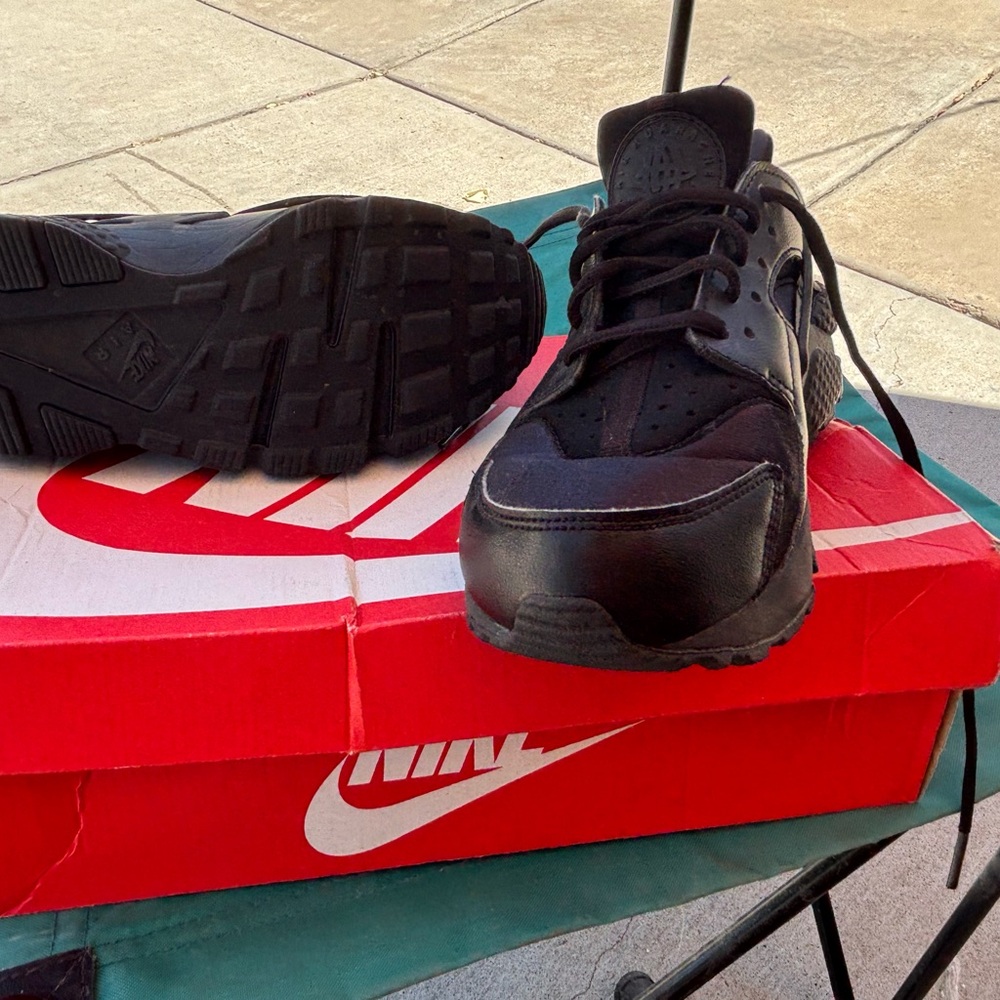 Nike Black Low-Top Sneakers with Monochromatic Design